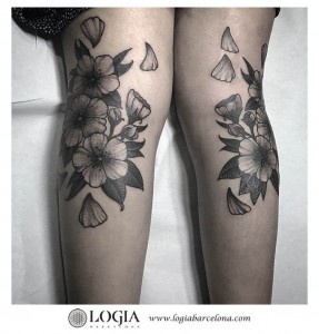 tatuaje-flores-piernas-Logia-Barcelona-Laia         